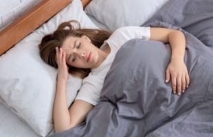 Comment dormir lorsqu'il fait trop chaud ? // Source : Envato