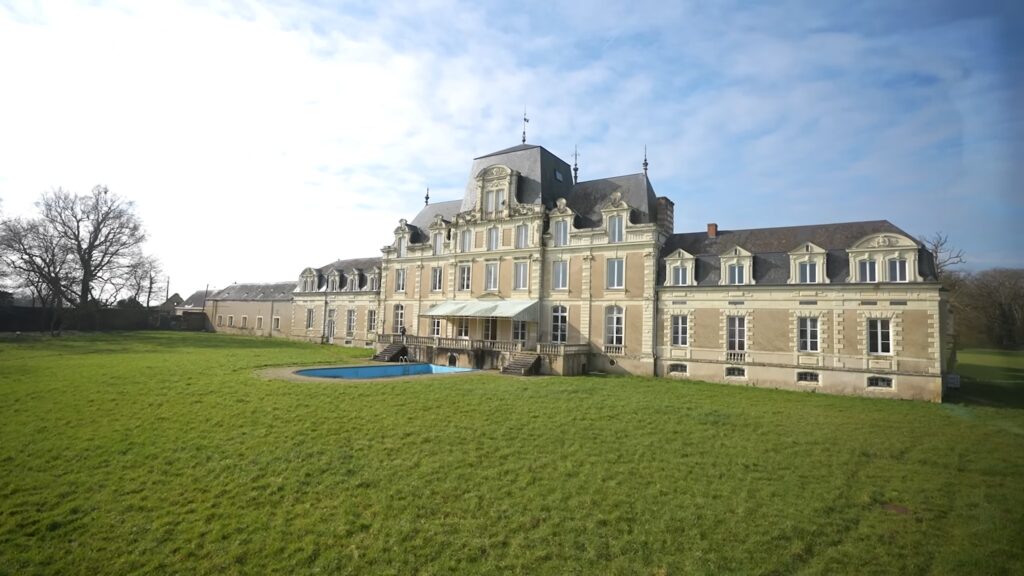 Le deuxième château de Lucien Cupif // Source : Capture Numerama via Lulu ronce de noyer sur YouTube