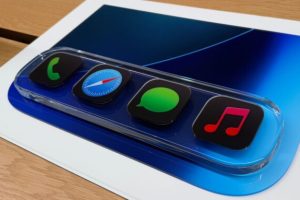 Le nouveau dock d'iOS 26 dans une maquette en Liquid Glass. // Source : Numerama