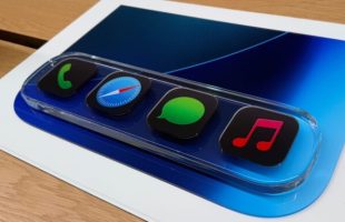 Le nouveau dock d'iOS 26 dans une maquette en Liquid Glass. // Source : Numerama