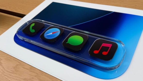 Le nouveau dock d'iOS 26 dans une maquette en Liquid Glass. // Source : Numerama