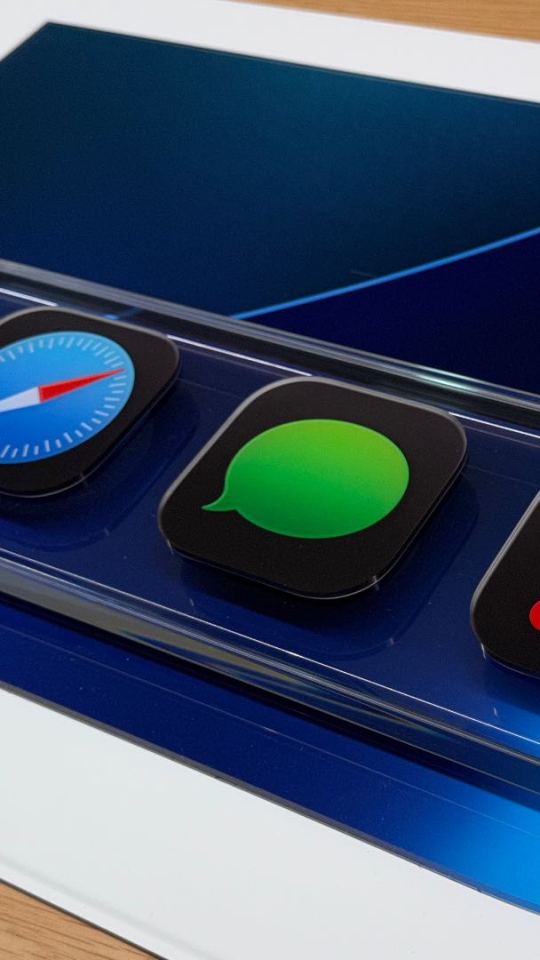 Le nouveau dock d'iOS 26 dans une maquette en Liquid Glass. // Source : Numerama