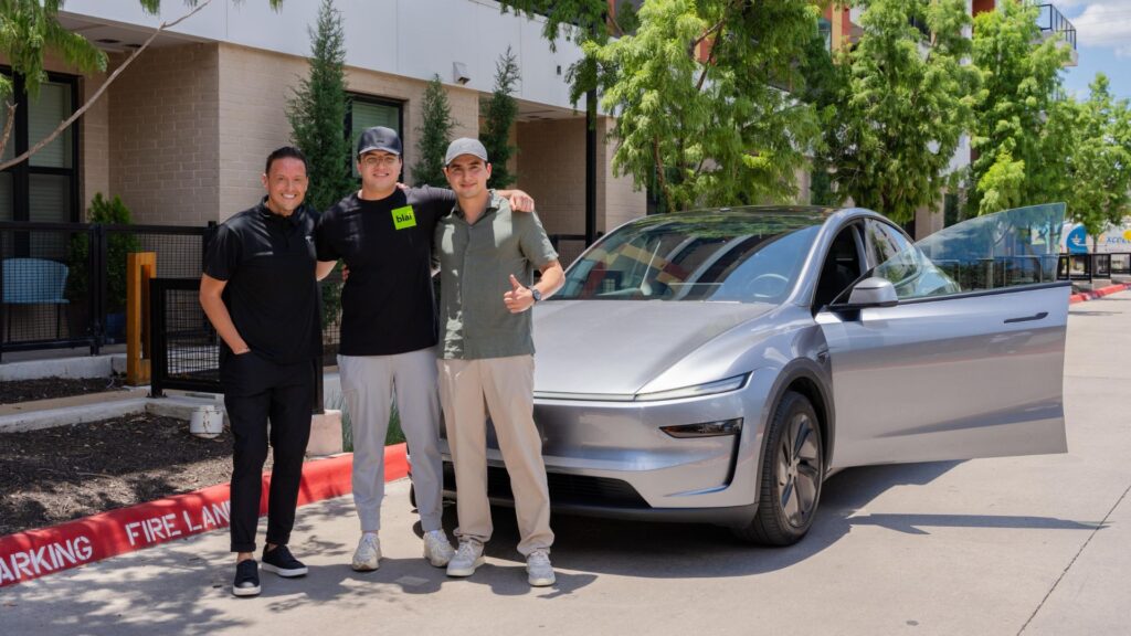 Le client (à droite) qui a profité de la livraison autonome de son nouveau Tesla Model Y // Source : Tesla via X Le client (à droite) qui a profité de la livraison autonome de son nouveau Tesla Model Y // Source : Tesla via X