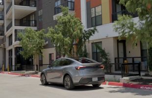 Le premier Tesla Model Y a s'être livré tout seul depuis l'usine // Source : Tesla via X