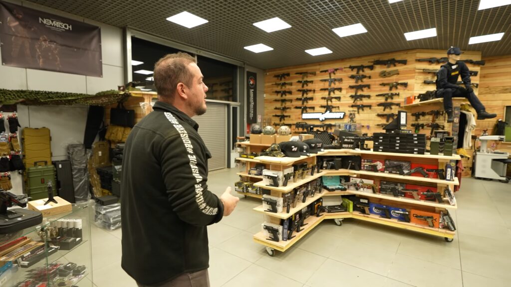 La boutique d'airsoft de Lucien Cupif, Essencial Airsoft // Source : Capture Numerama via Lulu ronce de noyer sur YouTube