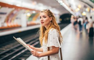 Une personne dans le métro. // Source : Canva
