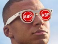 Des Meta Oakley avec des logos Adblock sur les verres // Source : Montage Numerama