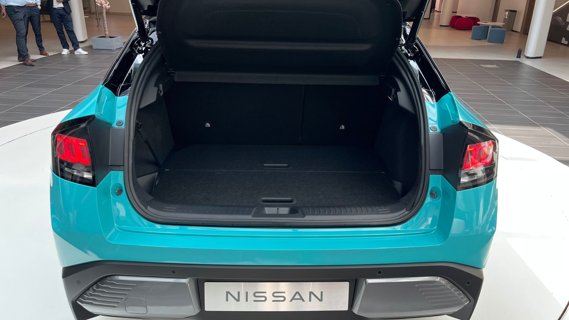 Le coffre de la Nissan Leaf (437 L)