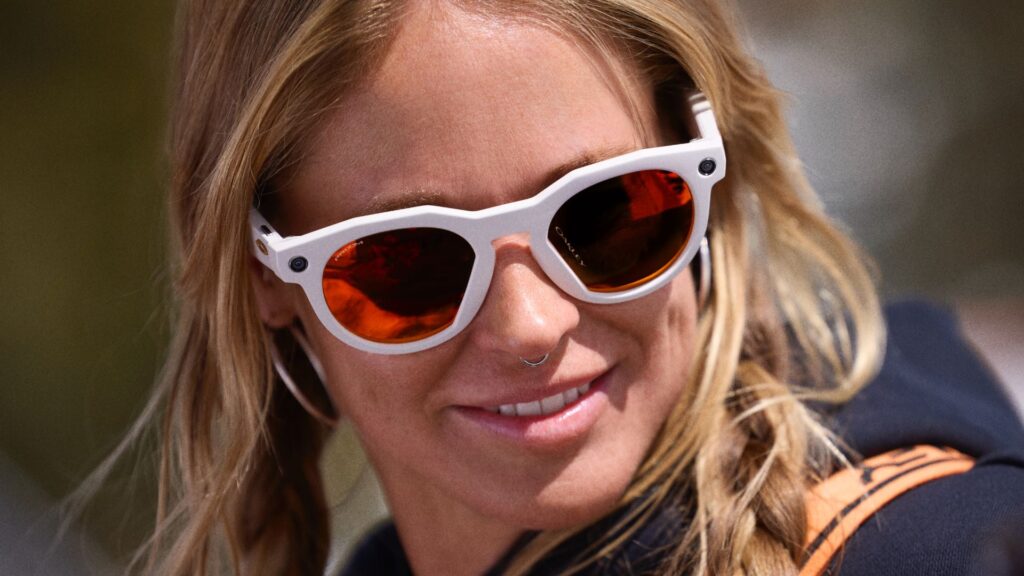 Les Oakley Meta ont un design plus voyant que les Meta Ray-Ban, mais ne vont pas trop loin dans l'extravant. // Source : Meta Les Oakley Meta ont un design plus voyant que les Meta Ray-Ban, mais ne vont pas trop loin dans l'extravant. // Source : Meta