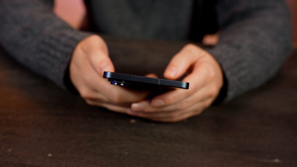 En main, le Galaxy S25 Edge est agréable à tenir. // Source : Alfred Tertrais / Numerama En main, le Galaxy S25 Edge est agréable à tenir. // Source : Alfred Tertrais / Numerama