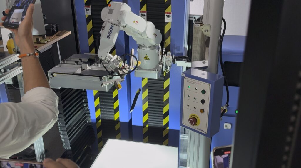 Ce bras robotique jette des iPhone au sol en imitant des angles d'humains. Ce bras robotique jette des iPhone au sol en imitant des angles d'humains.
