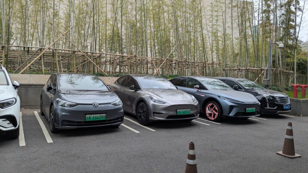 Dans le centre de Shanghai, les électriques dominent // Source : Raphaelle Baut pour Numerama Dans le centre de Shanghai, les électriques dominent // Source : Raphaelle Baut pour Numerama