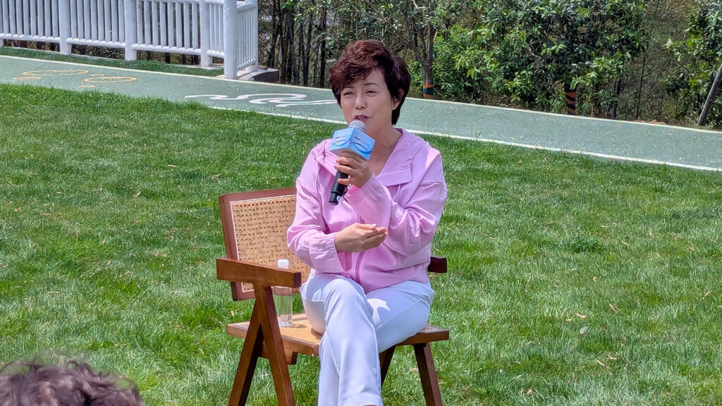 Stella Li (BYD) en interview en Chine // Source : Raphaelle Baut pour Numerama