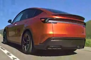 Le nouveau Tesla Model Y Performance surpris sur la route // Source : Nextmove