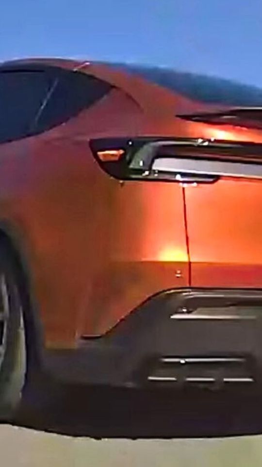Le nouveau Tesla Model Y Performance surpris sur la route // Source : Nextmove