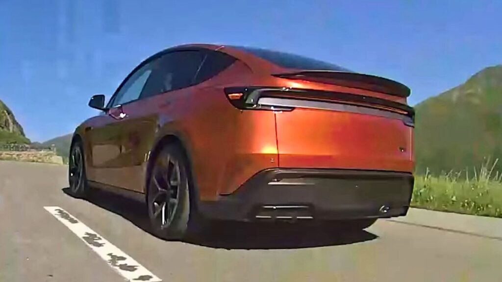 Le nouveau Tesla Model Y Performance surpris sur la route // Source : Nextmove