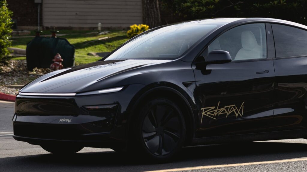 Le Tesla Model Y en version Robotaxi au Texas // Source : Adan Guajardo via X