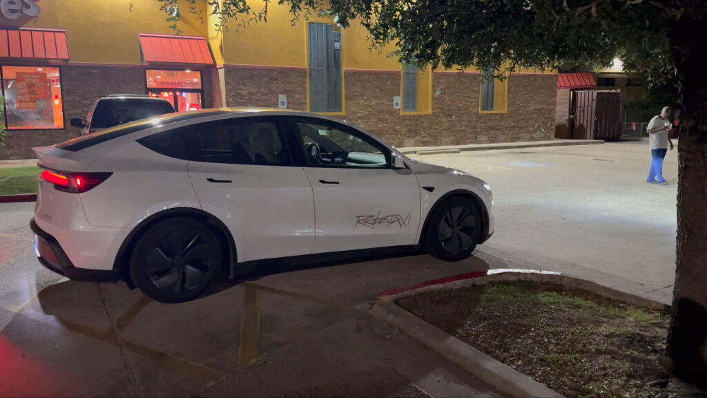 Tesla robotaxi dans les rues d'Austin // Source : Sawyer Merritt sur X 
