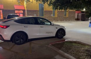 Tesla robotaxi dans les rues d'Austin // Source : Sawyer Merritt sur X 
