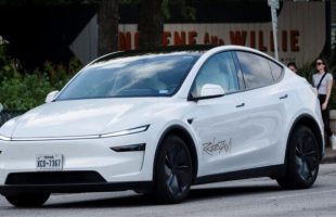 Un Robotaxi de Tesla à Austin au Texas // Source : Jose del Corral via X