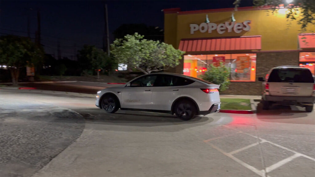 Course en robotaxi Tesla // Source : Sawyer Merritt sur X Course en robotaxi Tesla // Source : Sawyer Merritt sur X