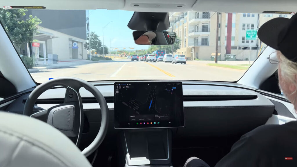 Le robotaxi Tesla s'emmele les pinceaux et roule à contre-sens // Source : Tesla Daily sur Youtube Le robotaxi Tesla s'emmele les pinceaux et roule à contre-sens // Source : Tesla Daily sur Youtube
