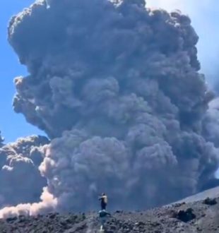 L'éruption de l'Etna. // Source : Via X @aurelienpouzin (capture d'écran)