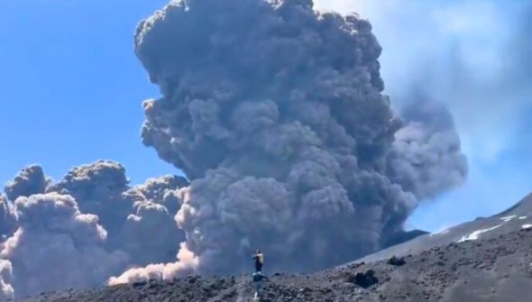 L'éruption de l'Etna. // Source : Via X @aurelienpouzin (capture d'écran)