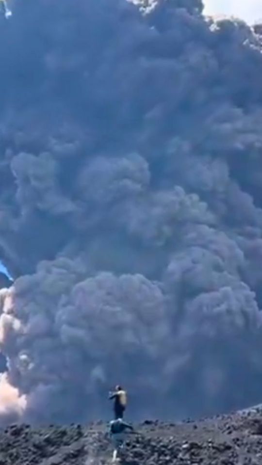 L'éruption de l'Etna. // Source : Via X @aurelienpouzin (capture d'écran)