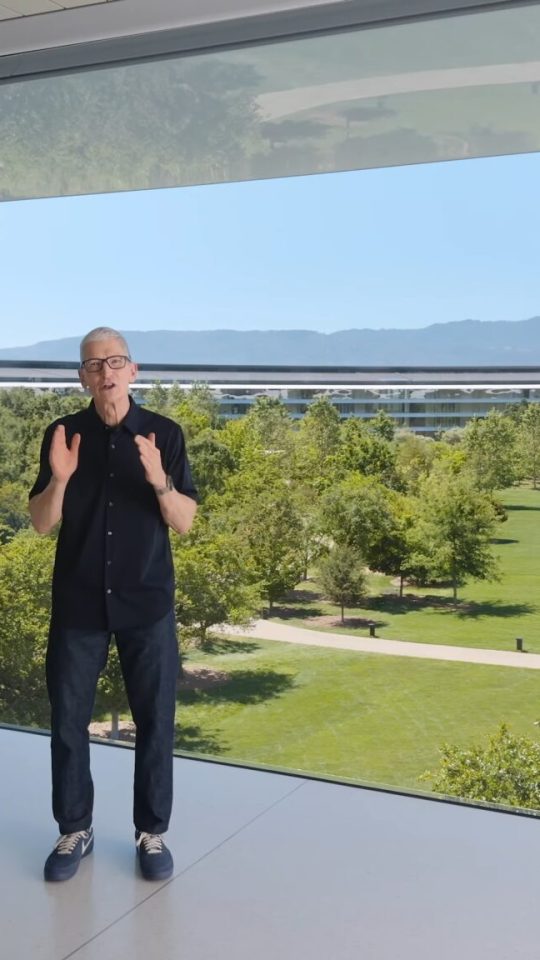 Tim Cook dans l'Apple Park lors de la WWDc 2025 // Source : Apple