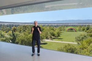Tim Cook dans l'Apple Park lors de la WWDc 2025 // Source : Apple