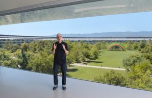 Tim Cook dans l'Apple Park lors de la WWDc 2025 // Source : Apple