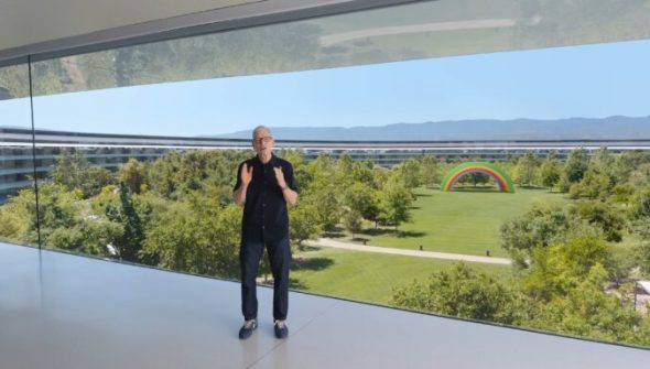 Tim Cook dans l'Apple Park lors de la WWDc 2025 // Source : Apple