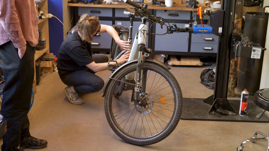 10 000 km en vélo électrique : la révision par l'experte de Pastel Turbigo // Source : Alfred Tertrais pour Numerama 10 000 km en vélo électrique : la révision par l'experte de Pastel Turbigo // Source : Alfred Tertrais pour Numerama