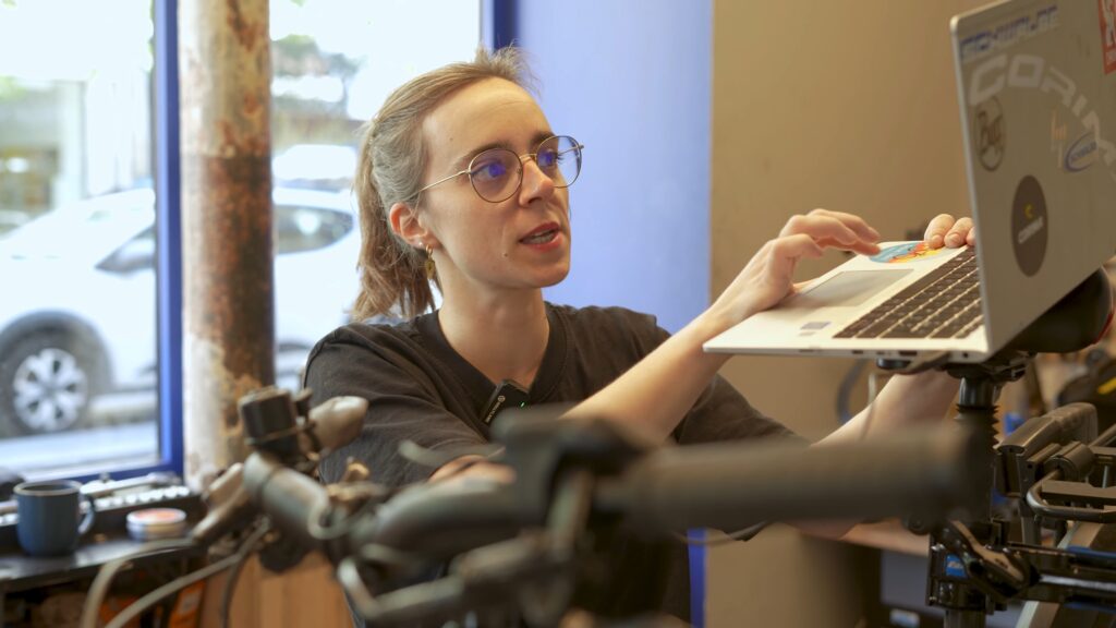 10 000 km en vélo électrique : la révision par l'experte de Pastel Turbigo // Source : Alfred Tertrais pour Numerama 10 000 km en vélo électrique : la révision par l'experte de Pastel Turbigo // Source : Alfred Tertrais pour Numerama