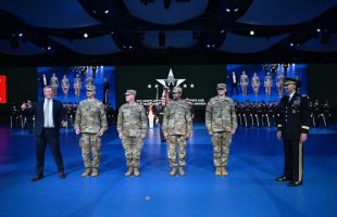 Le secrétaire de l’Armée, Dan Driscoll, s’adresse au public lors d’une cérémonie de mise en service du détachement 201 : le Corps exécutif d’innovation (EIC) de l’Armée, à Conmy Hall, Joint Base Myer-Henderson Hall, en Virginie, le 13 juin 2025. L’EIC de l’Armée est une initiative qui intègre des cadres dirigeants du secteur technologique au service actif au sein de la Réserve de l’Armée. (Photo de l’U.S. Army par Leroy Council) // Domaine public