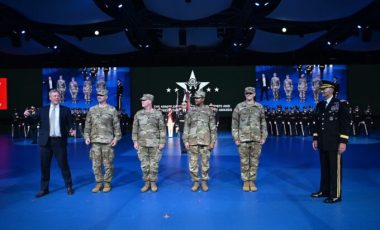 Le secrétaire de l’Armée, Dan Driscoll, s’adresse au public lors d’une cérémonie de mise en service du détachement 201 : le Corps exécutif d’innovation (EIC) de l’Armée, à Conmy Hall, Joint Base Myer-Henderson Hall, en Virginie, le 13 juin 2025. L’EIC de l’Armée est une initiative qui intègre des cadres dirigeants du secteur technologique au service actif au sein de la Réserve de l’Armée. (Photo de l’U.S. Army par Leroy Council) // Domaine public Le secrétaire de l’Armée, Dan Driscoll, s’adresse au public lors d’une cérémonie de mise en service du détachement 201 : le Corps exécutif d’innovation (EIC) de l’Armée, à Conmy Hall, Joint Base Myer-Henderson Hall, en Virginie, le 13 juin 2025. L’EIC de l’Armée est une initiative qui intègre des cadres dirigeants du secteur technologique au service actif au sein de la Réserve de l’Armée. (Photo de l’U.S. Army par Leroy Council) // Domaine public