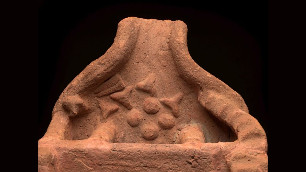 Divers aliments disposés comme offrandes dans l'espace ouvert à l'avant de la maison comprennent des miches de pain rondes et triangulaires, une laitue et une tête de bœuf // Source : The Fitzwilliam Museum/University of Cambridge