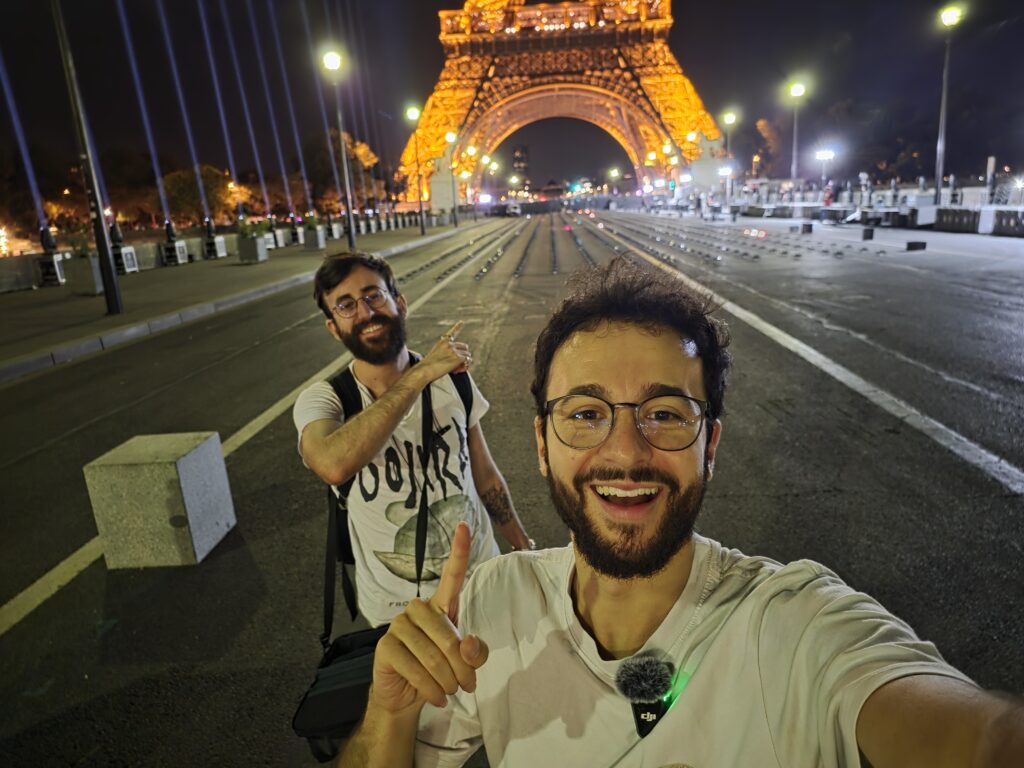 Réaliser des selfies avec la caméra arrière est facile grâce aux deux écrans du Fold. Réaliser des selfies avec la caméra arrière est facile grâce aux deux écrans du Fold.