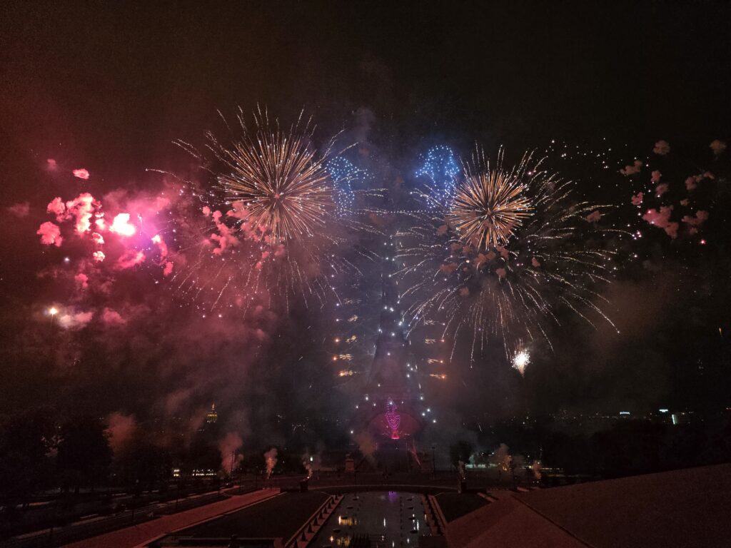 Photographier un feu d'artifice avec un smartphone est rarement facile : le Z Fold 7 capture parfaitement l'instant. Photographier un feu d'artifice avec un smartphone est rarement facile : le Z Fold 7 capture parfaitement l'instant.