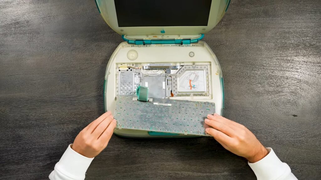 Le clavier de l'iBook, qui est lui même coloré, se retire facilement. Le clavier de l'iBook, qui est lui même coloré, se retire facilement.