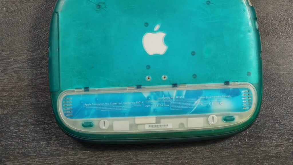 Zoomez sur la batterie de l'iBook : on peut lire un "I was assembled in Taiwan" Zoomez sur la batterie de l'iBook : on peut lire un "I was assembled in Taiwan"