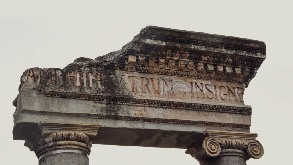 Un exemple de gravure latine sur un monument en Sicile // Source : Pexels-Anton Ivanov