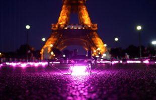 Un drone du 14 juillet à la Tour Eiffel. // Source : Numerama