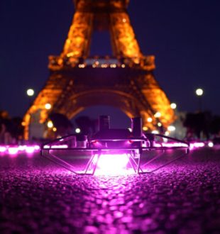 Un drone du 14 juillet à la Tour Eiffel. // Source : Numerama