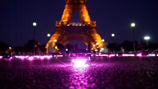 Un drone du 14 juillet à la Tour Eiffel. // Source : Numerama