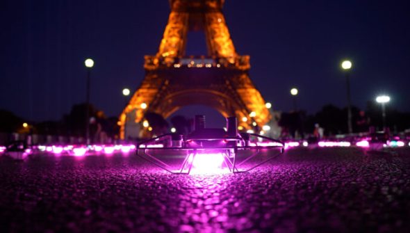 Un drone du 14 juillet à la Tour Eiffel. // Source : Numerama