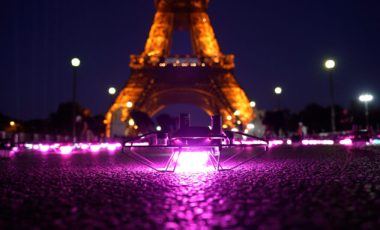 Un drone du 14 juillet à la Tour Eiffel. // Source : Numerama Un drone du 14 juillet à la Tour Eiffel. // Source : Numerama