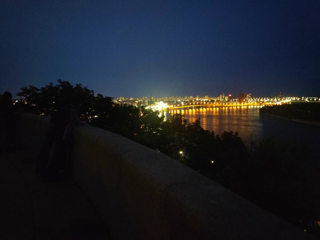 Panorama nocturne sur des lumières urbaines et un fleuve. Panorama nocturne sur des lumières urbaines et un fleuve.