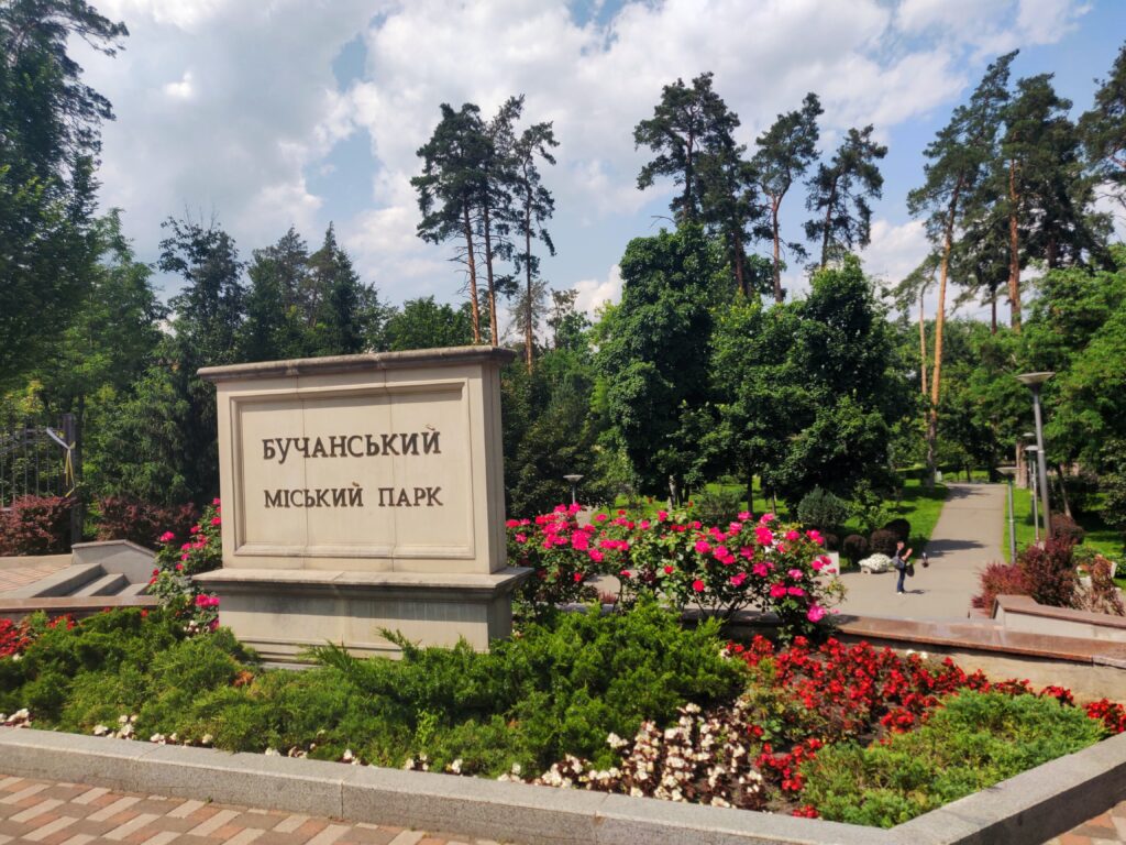 Le joli parc municipal de Bucha, banlieue un peu chic de Kyiv où les troupes russes commirent des atrocités en 2022. Le joli parc municipal de Bucha, banlieue un peu chic de Kyiv où les troupes russes commirent des atrocités en 2022.